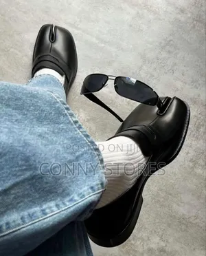 Tabi Patent Leather Splittoe Loafers With the Free Socks