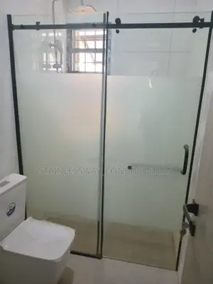 Cleanshowercubicleglassenclosure