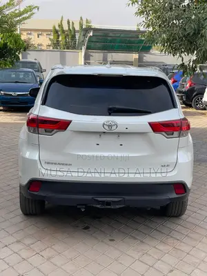 Toyota Highlander XLE 4x2 V6 (3.5L 6cyl 8A) 2018 White