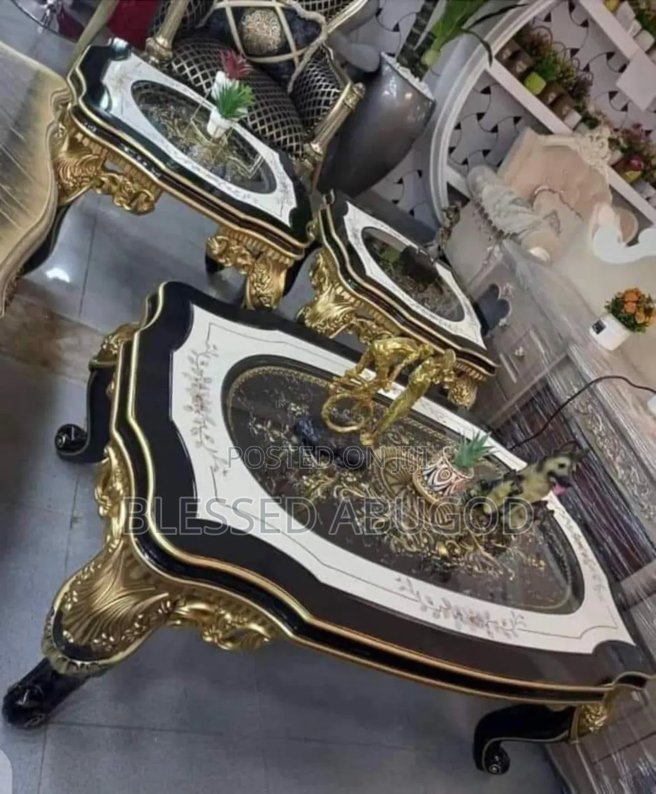 Royal Center Table With 2 Side Stools