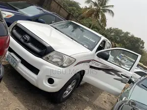 Toyota Hilux SR5 4x4 2014 White