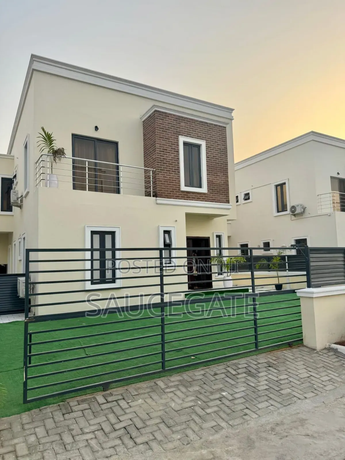 Shortlet 4 Bed and 2 Bed Chevron Axis