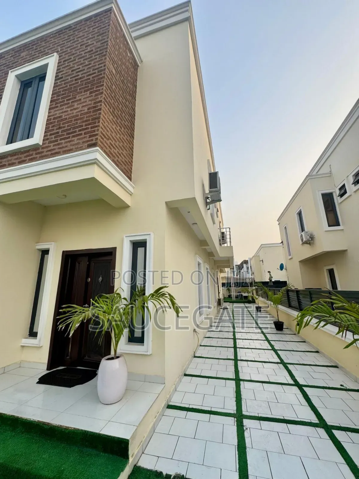 Shortlet 4 Bed and 2 Bed Chevron Axis