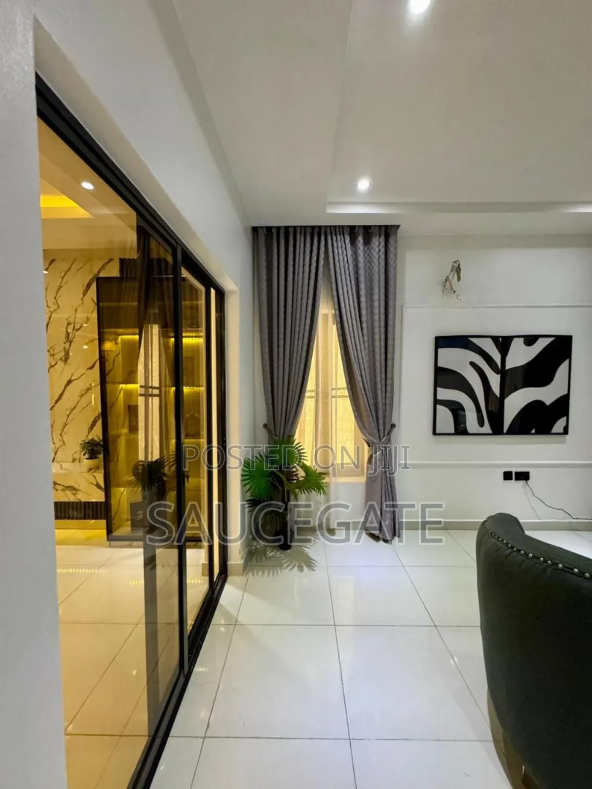 Shortlet 4 Bed and 2 Bed Chevron Axis
