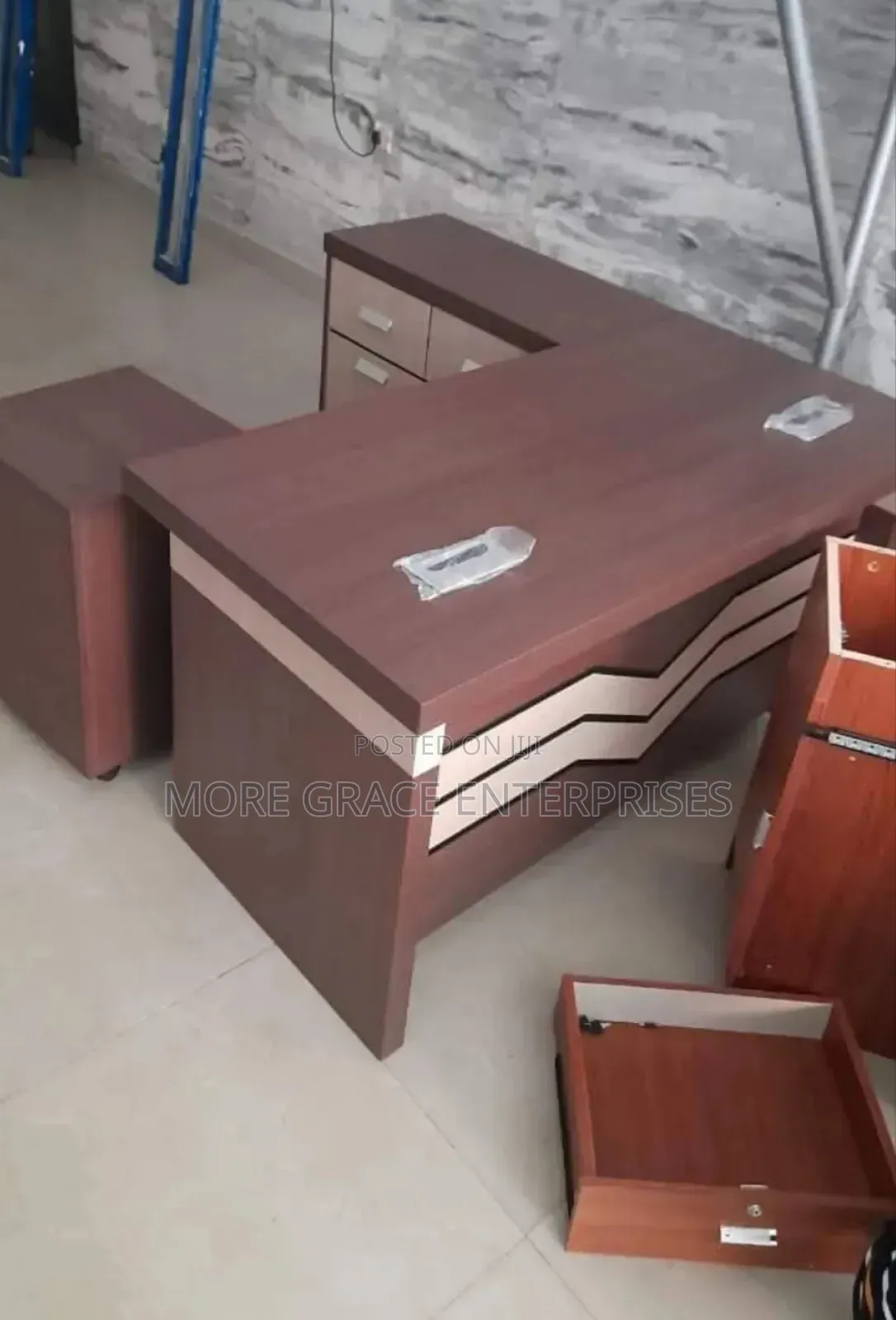 1.6 Meter Office Table/Desk With Extension.