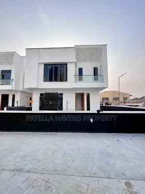 Exquisitely Designed 4 and 5 Bedroom Luxury Home