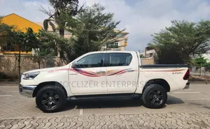 Photo - Toyota Hilux 2021 White