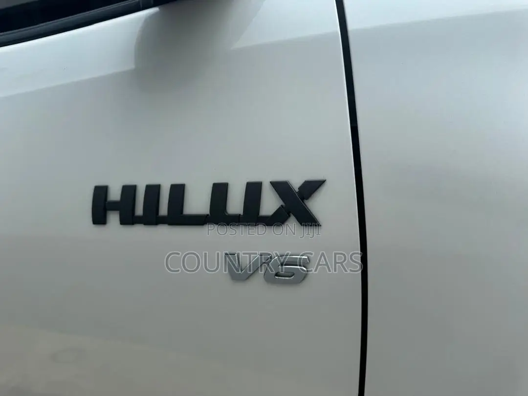 Toyota Hilux 2021 White