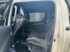Toyota Hilux 2021 White