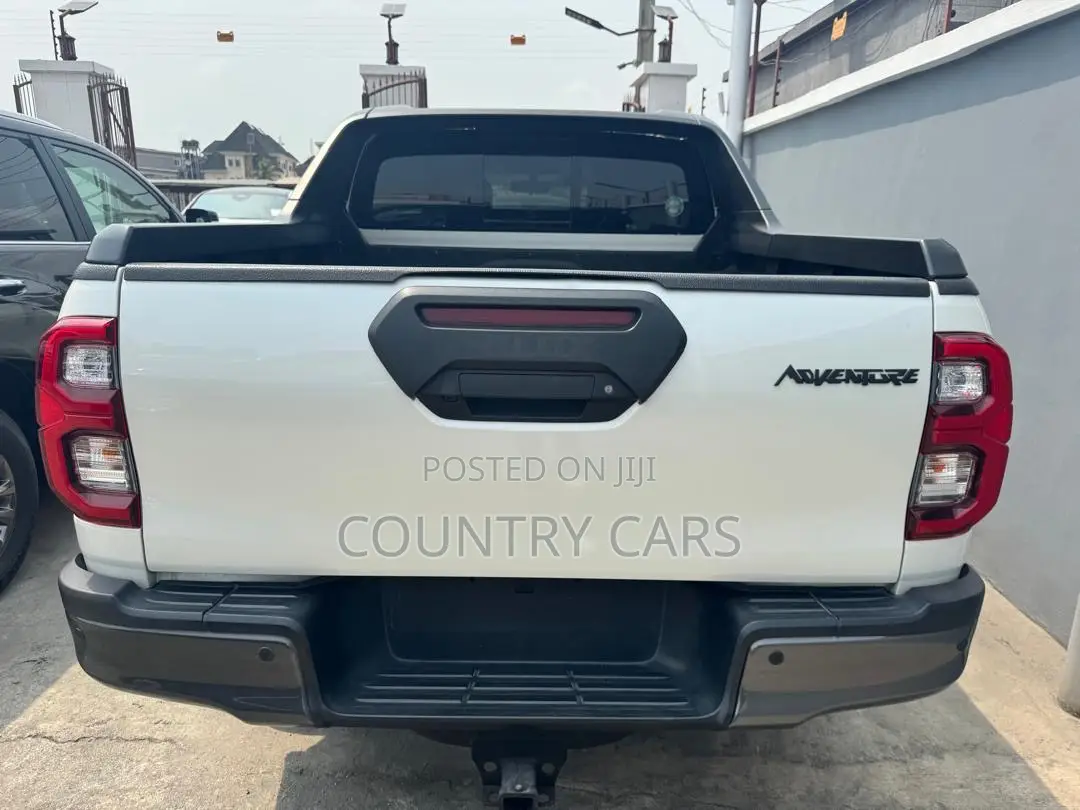 Toyota Hilux 2021 White