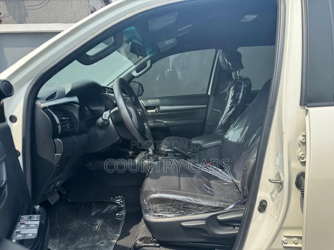 Toyota Hilux 2021 White