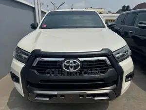 Toyota Hilux 2021 White