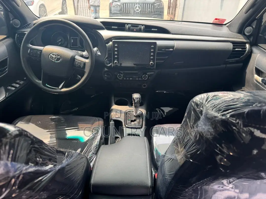 Toyota Hilux 2021 White