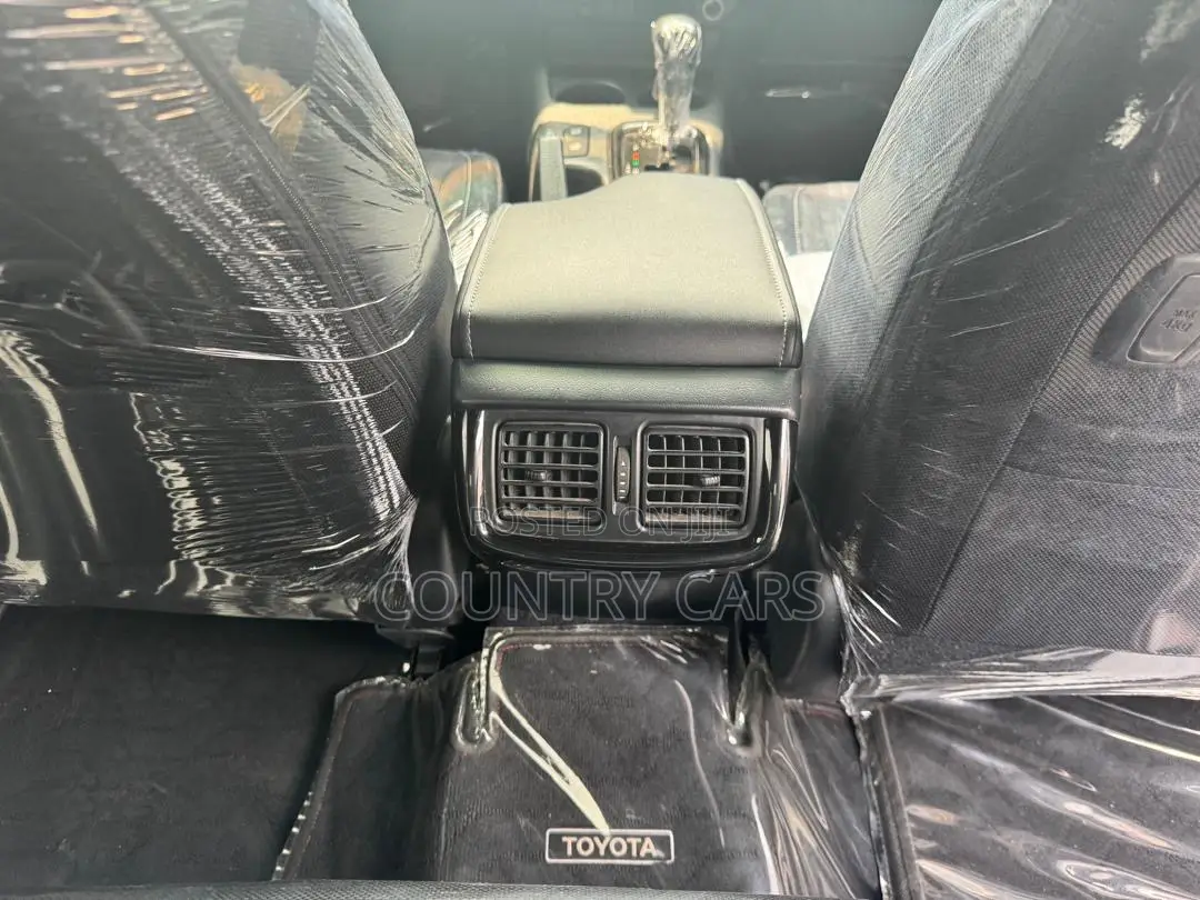 Toyota Hilux 2021 White