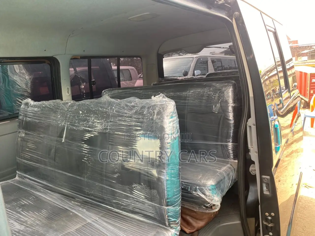 Toyota HiAce 2016 Black