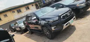 Photo - Toyota Hilux 2019 Black