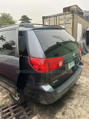 Toyota Sienna LE 2009 Blue