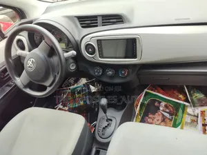 Toyota Yaris LE Hatchback 3dr 2014 Silver