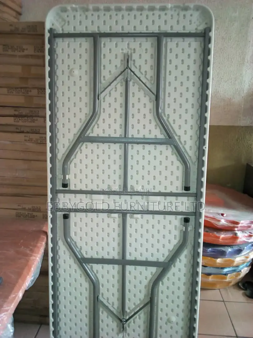 Colas Able Plastic Table
