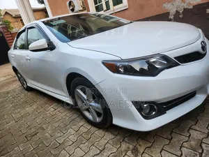 Toyota Camry SE 4dr Sedan (2.5L 4cyl 6A) 2013 White
