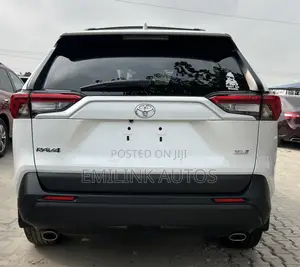 Toyota RAV4 XLE Premium AWD 2024 White
