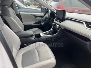 Toyota RAV4 XLE Premium AWD 2024 White
