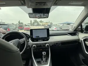 Toyota RAV4 XLE Premium AWD 2024 White