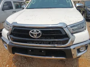 Photo - Toyota Hilux 2021 White