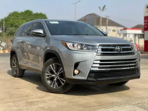Toyota Highlander LE Plus 2019 Silver