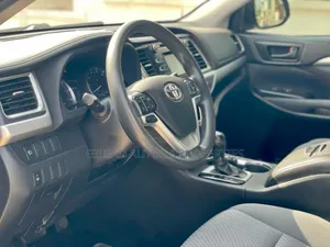 Toyota Highlander LE Plus 2019 Silver