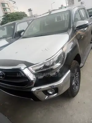 New Toyota Hilux 2025 Black