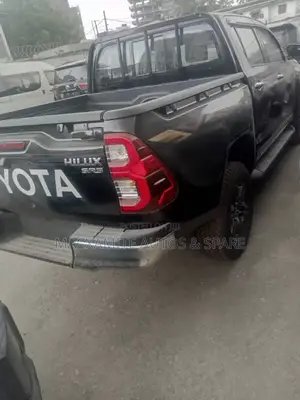 New Toyota Hilux 2025 Black