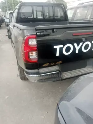 New Toyota Hilux 2025 Black