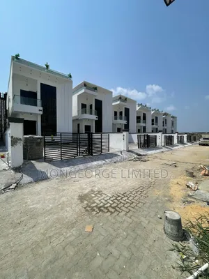 5bdrm Duplex in Chevron for sale