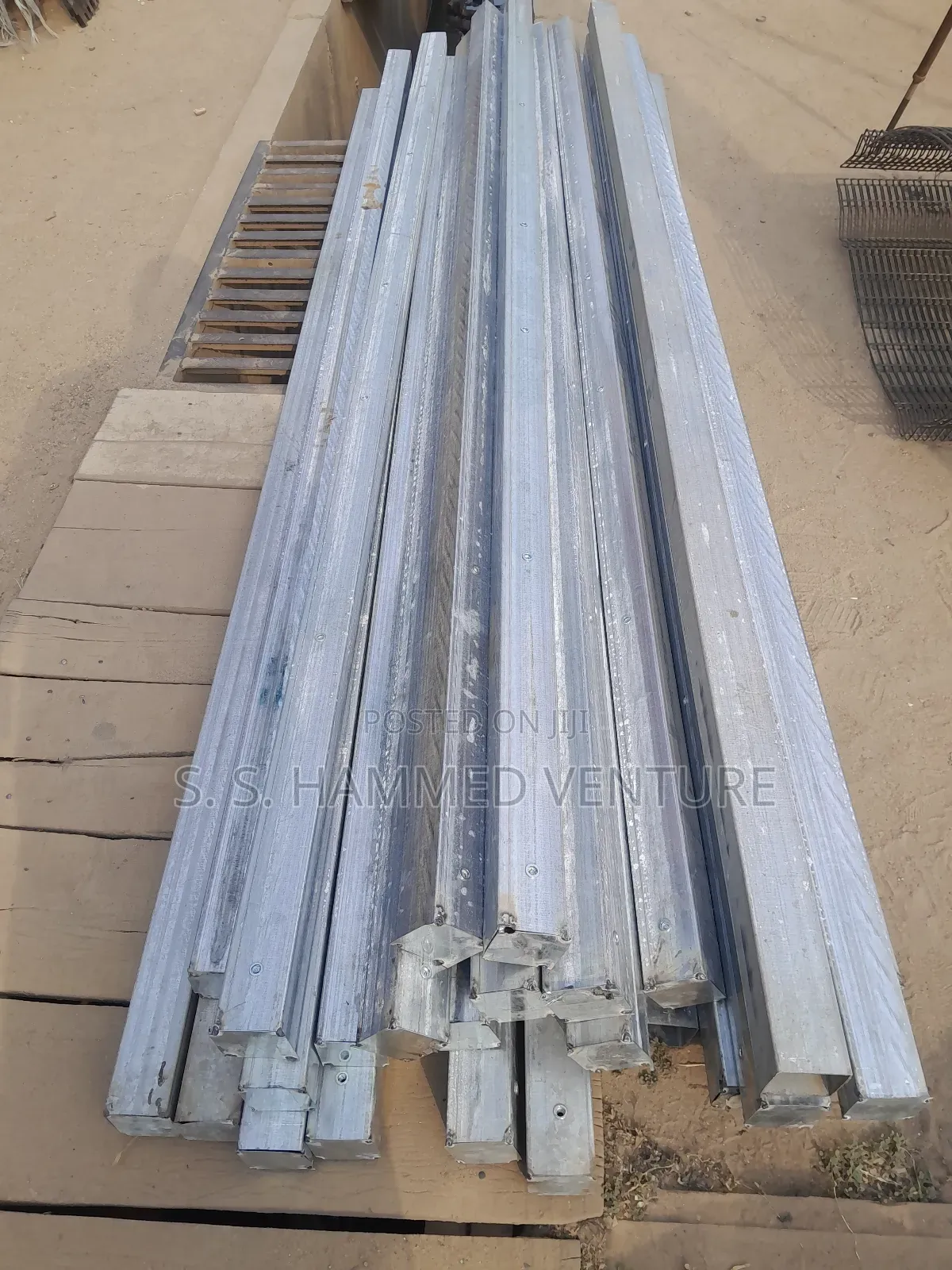 Gavalnized Panel Mesh Wires (2 × 4 Holes)