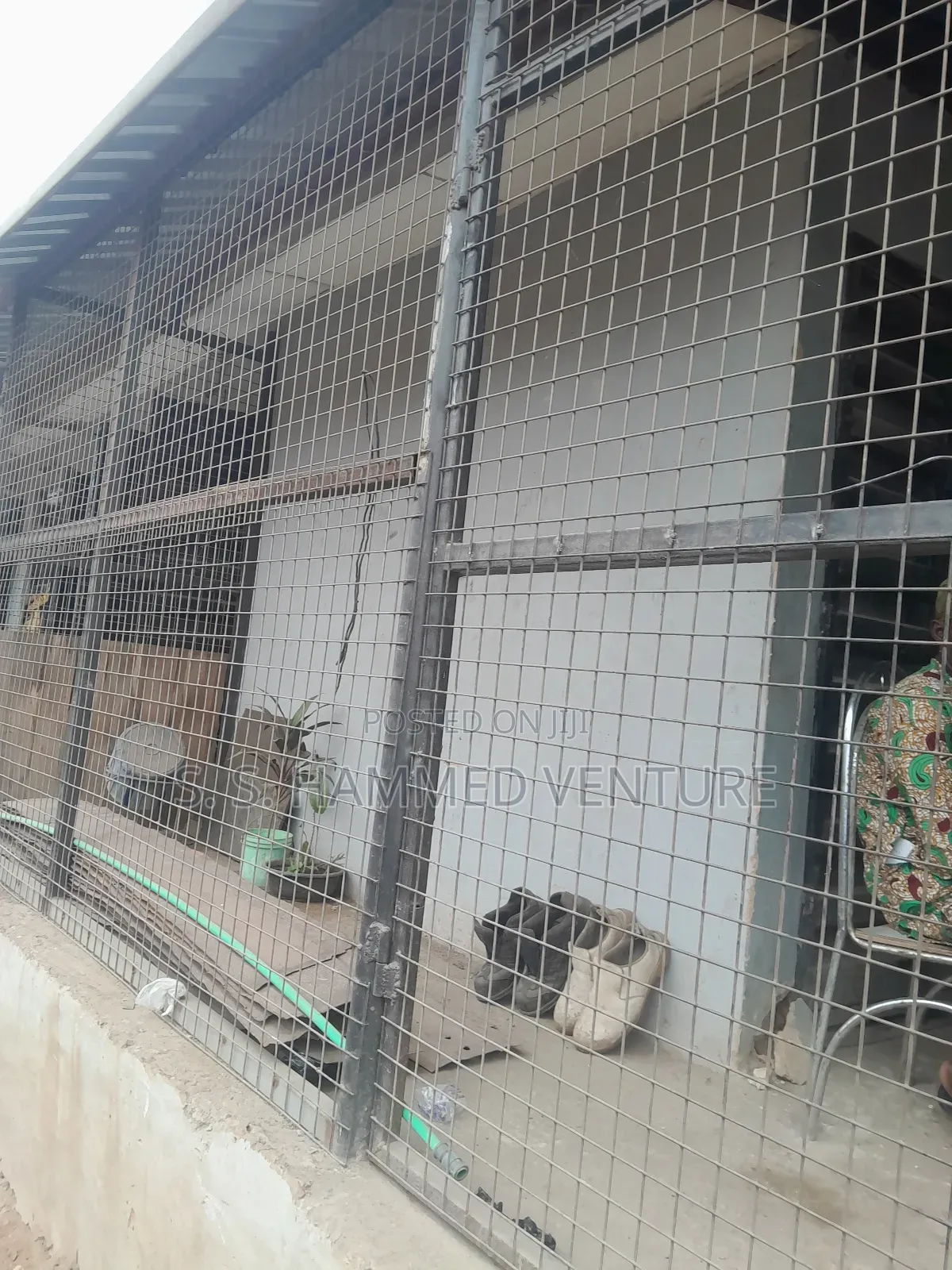 Shops Partitions With Mesh Wires .