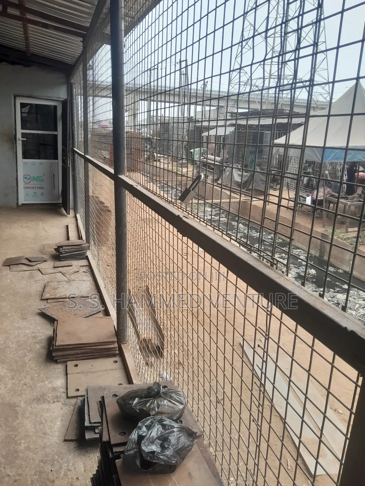 Shops Partitions With Mesh Wires .