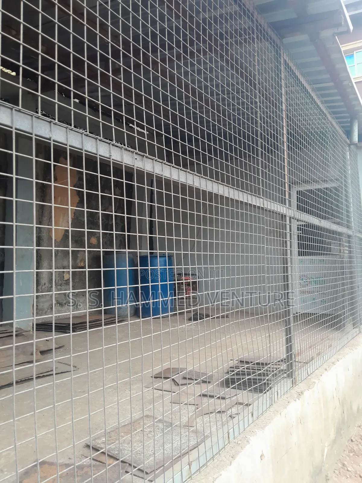 Shops Partitions With Mesh Wires .