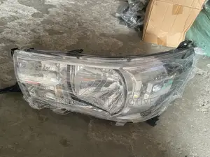 Headlight Toyota Hilux 2015