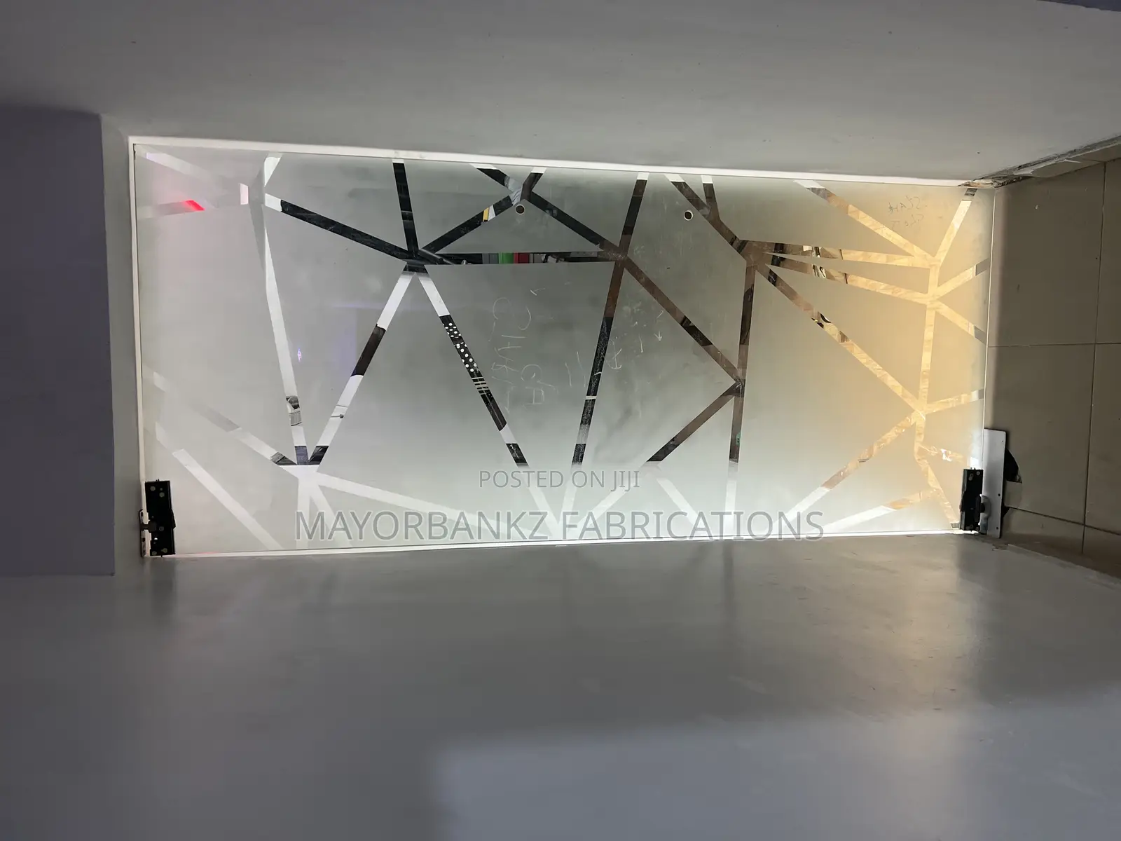 Frameless Glass Door With Frosted Effects
