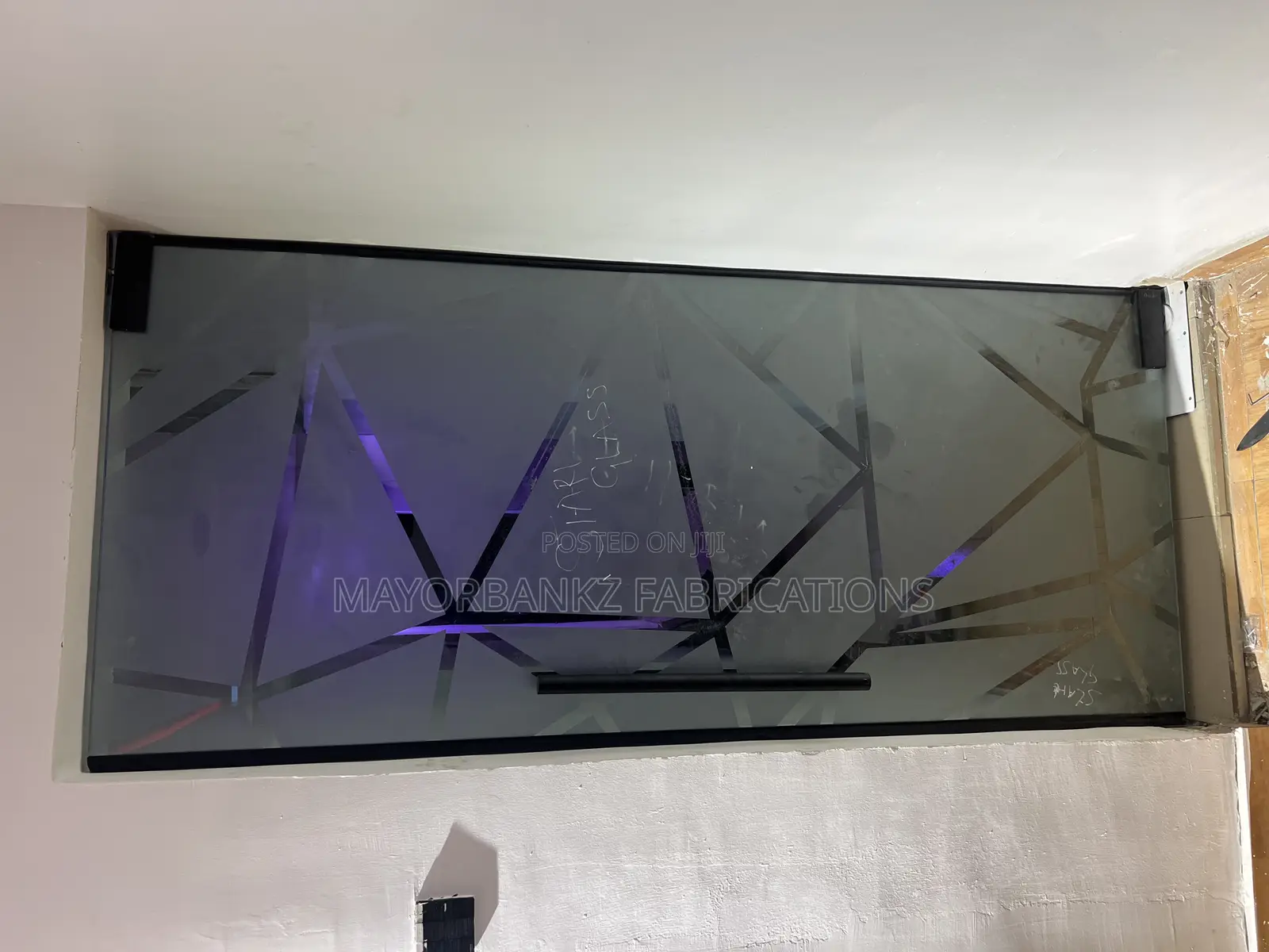 Frameless Glass Door With Frosted Effects