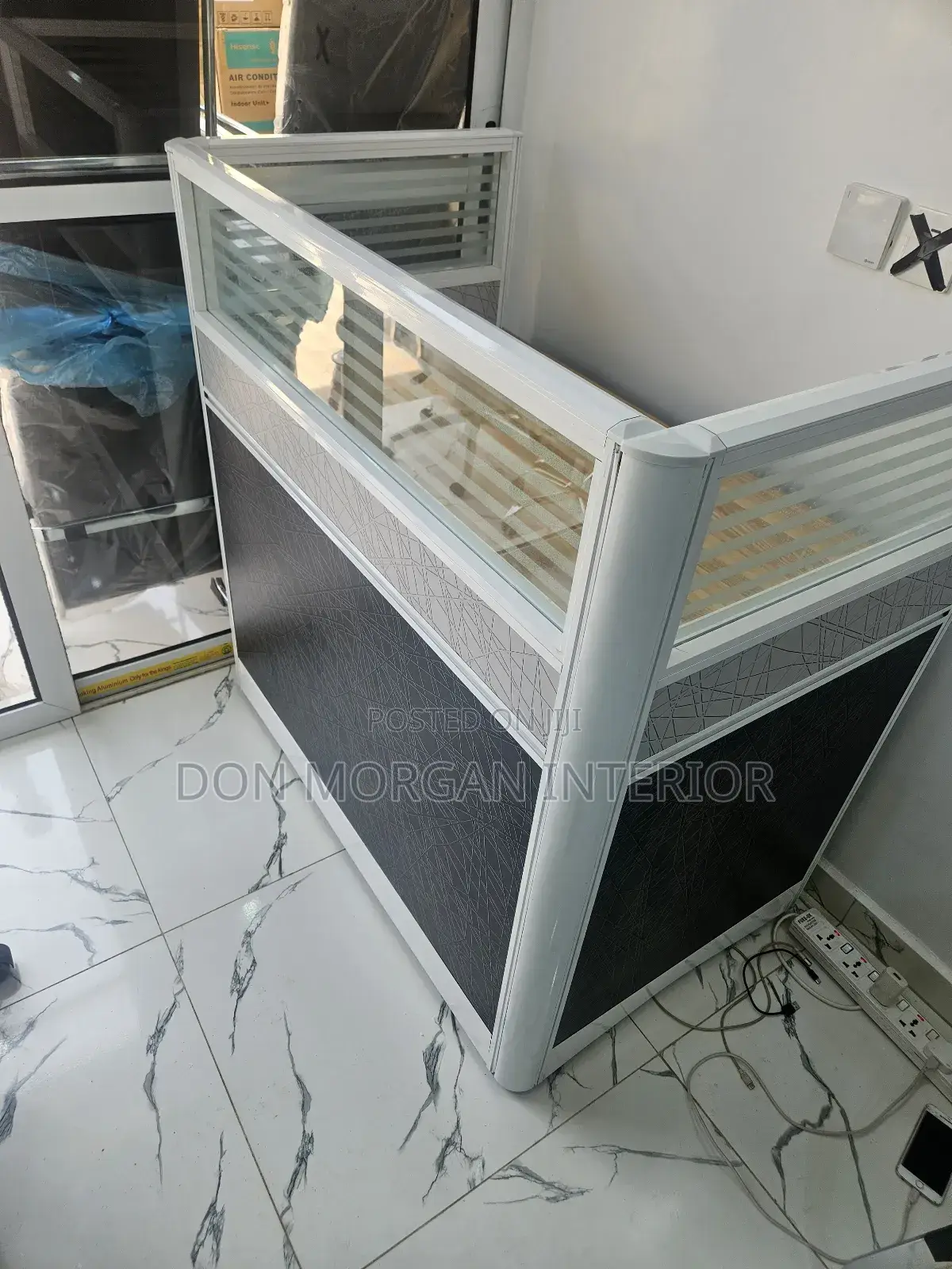 Single Workstation With Glass Top