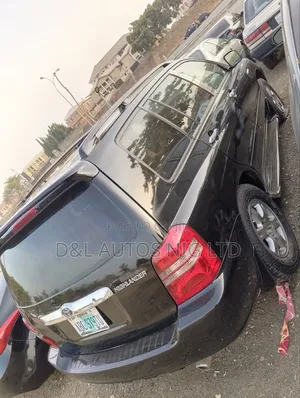 Photo - Toyota Highlander V6 2005 Black
