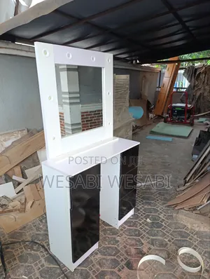 Dresser Table/Mirror With Lights