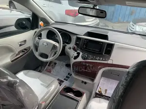 Toyota Sienna XLE AWD 7-Passenger 2013 Silver