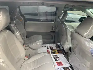 Toyota Sienna XLE AWD 7-Passenger 2013 Silver