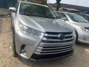 Toyota Highlander XLE 2019 Gray