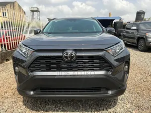 Photo - Toyota RAV4 XLE 2021 Gray