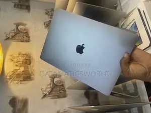 Laptop Apple MacBook Pro 2022 M2 8GB Apple M2 SSD 256GB