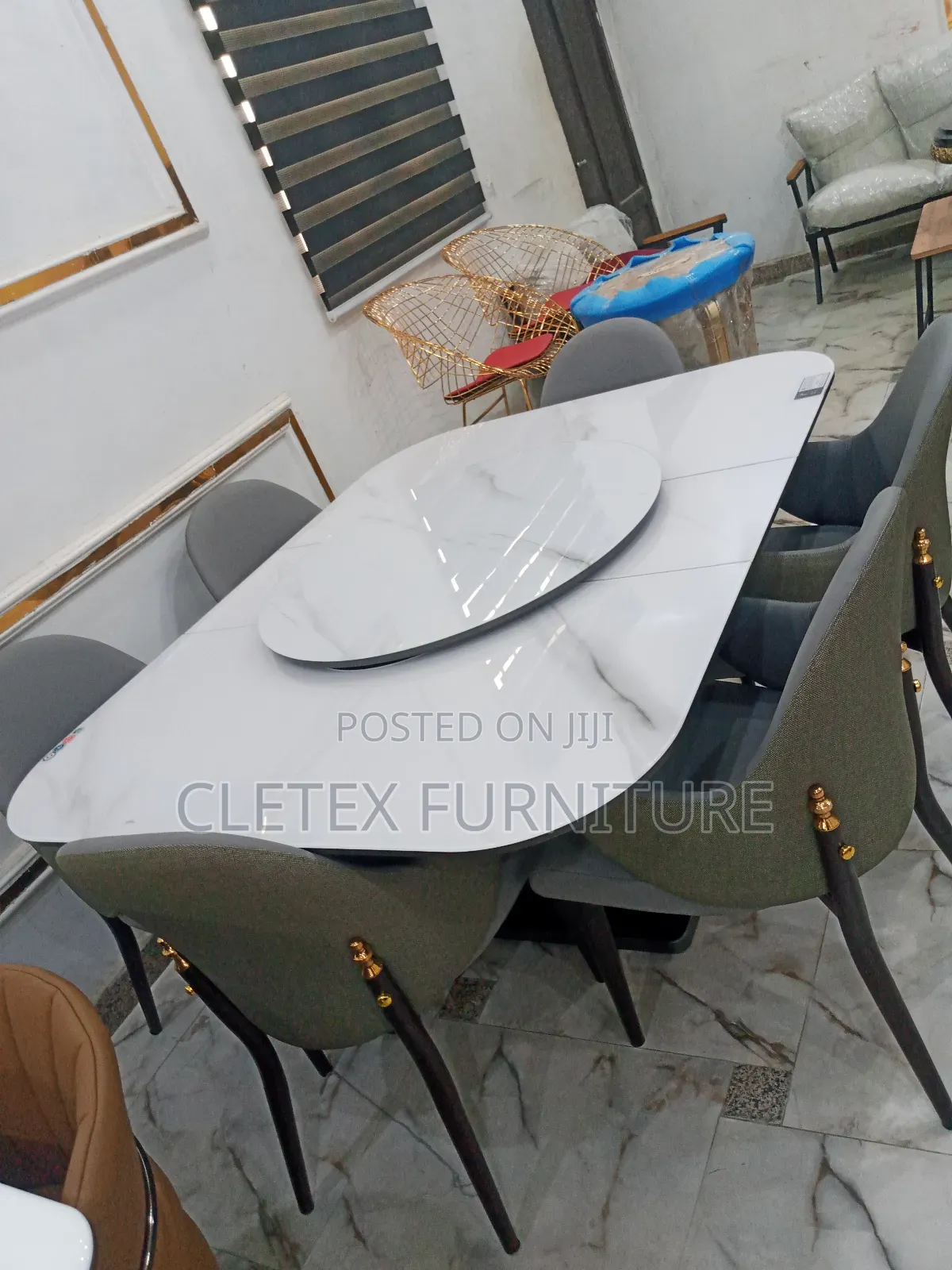 Adjustable Turkey Dining Table by 6 Seaters